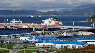 منظر عام يُظهر ميناء كوزمينو لتحميل النفط شرق مدينة فلاديفوستوك الروسية
